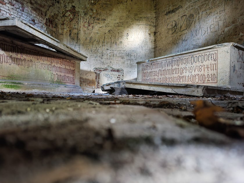 Mauzoleum Hochberg&oacute;w w Wąbnicach - puste sarkofagi we wnętrzu
