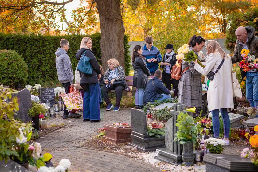 Popołudnie 1 listopada 2025 na cmentarzu Grabiszyńskim