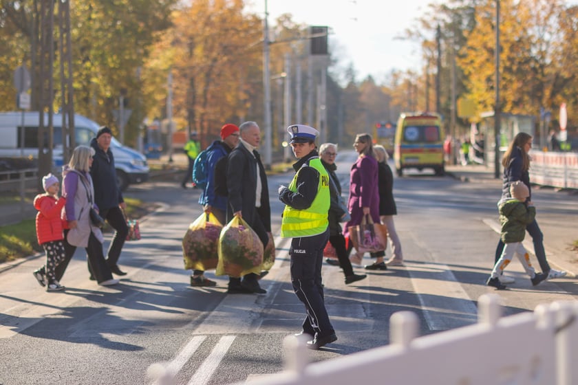 Poranek na cmentarzu Osobowickim, 1 listopada 2025
