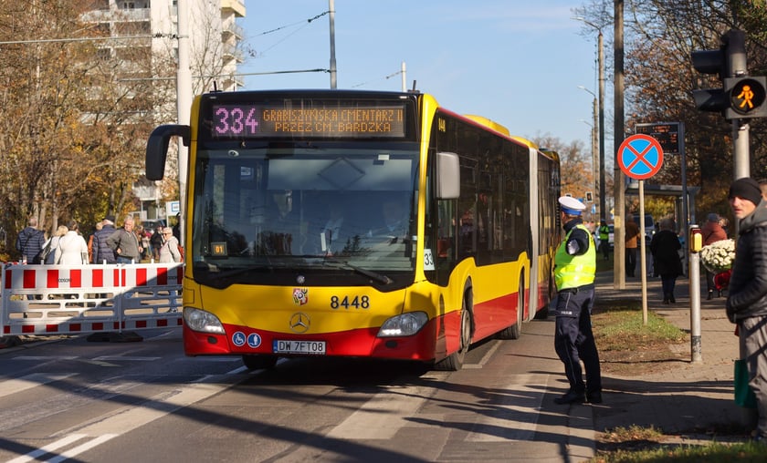 Poranek na cmentarzu Osobowickim, 1 listopada 2025