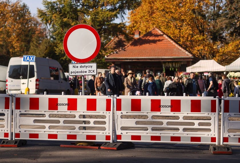 Poranek na cmentarzu Osobowickim, 1 listopada 2025