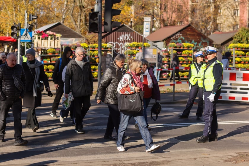 Poranek na cmentarzu Osobowickim, 1 listopada 2025