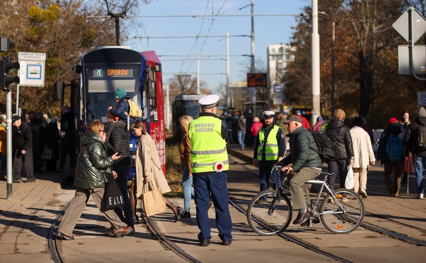 Poranek na cmentarzu Osobowickim, 1 listopada 2025