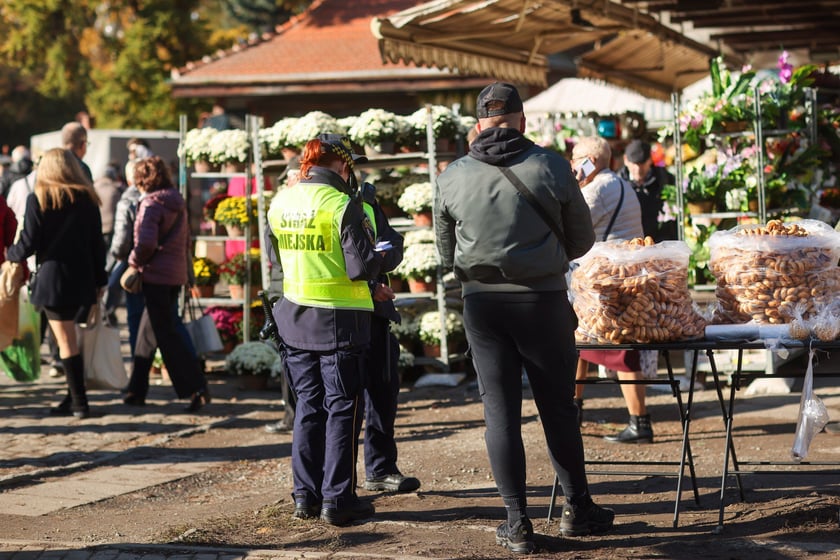 Poranek na cmentarzu Osobowickim, 1 listopada 2025