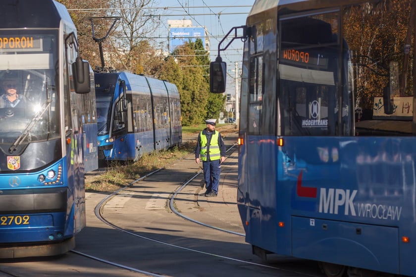 Poranek na cmentarzu Osobowickim, 1 listopada 2025