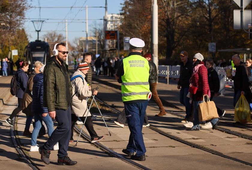 Poranek na cmentarzu Osobowickim, 1 listopada 2025