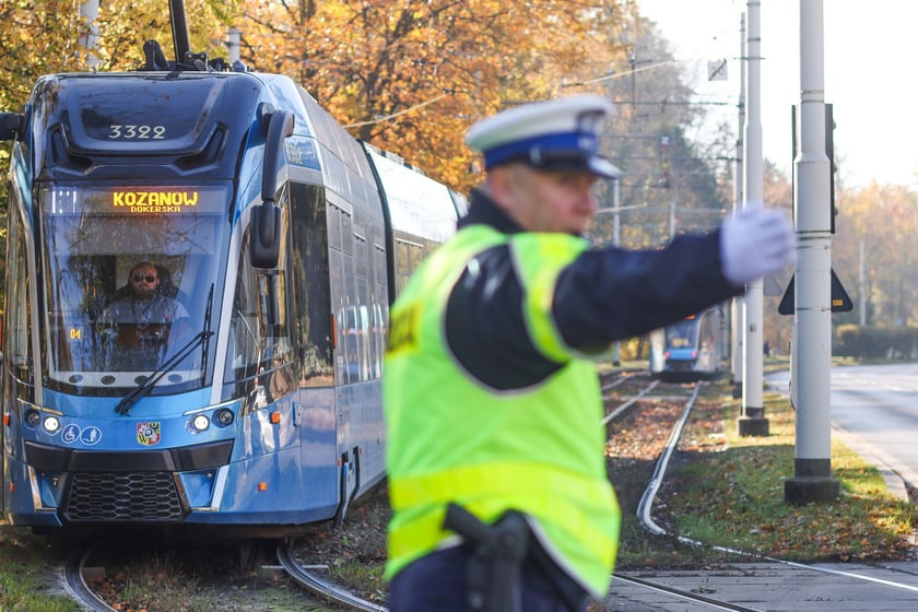 Poranek na cmentarzu Osobowickim, 1 listopada 2025
