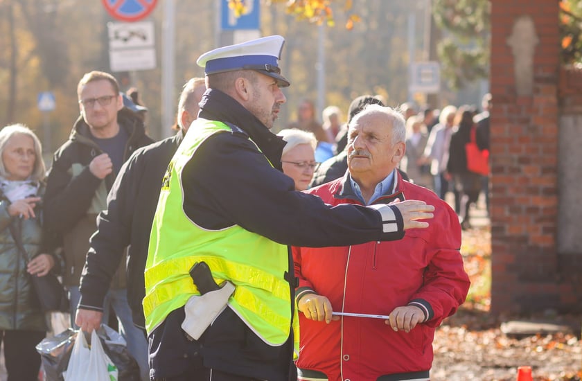 Poranek na cmentarzu Osobowickim, 1 listopada 2025