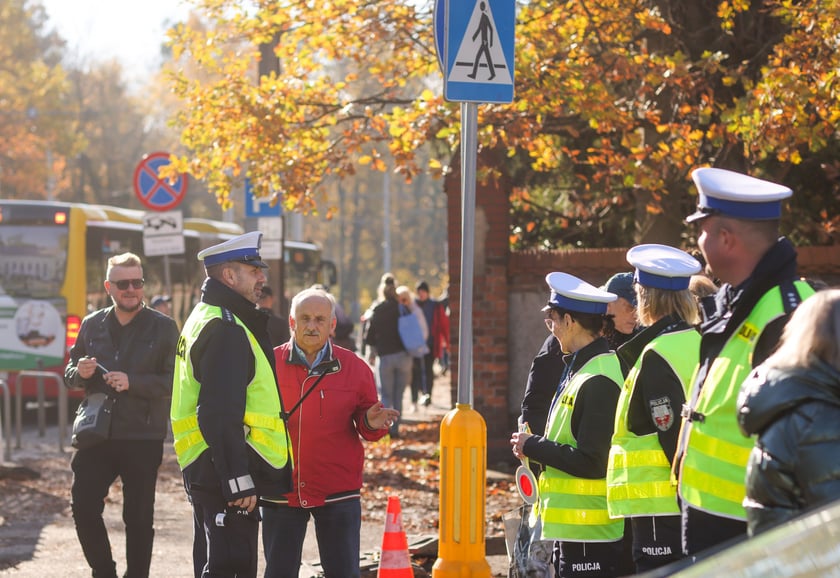 Poranek na cmentarzu Osobowickim, 1 listopada 2025
