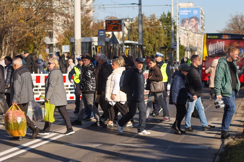 Poranek na cmentarzu Osobowickim, 1 listopada 2025