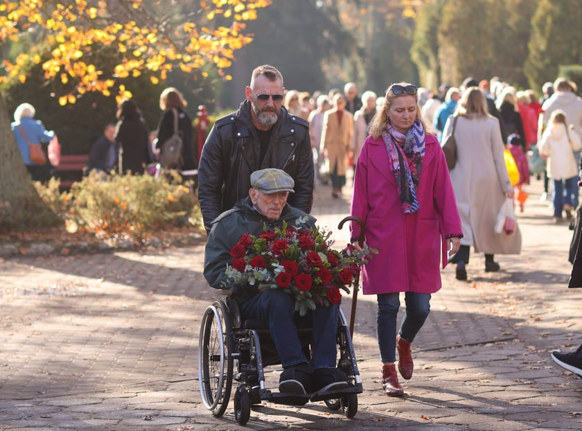 Poranek na cmentarzu Osobowickim, 1 listopada 2025