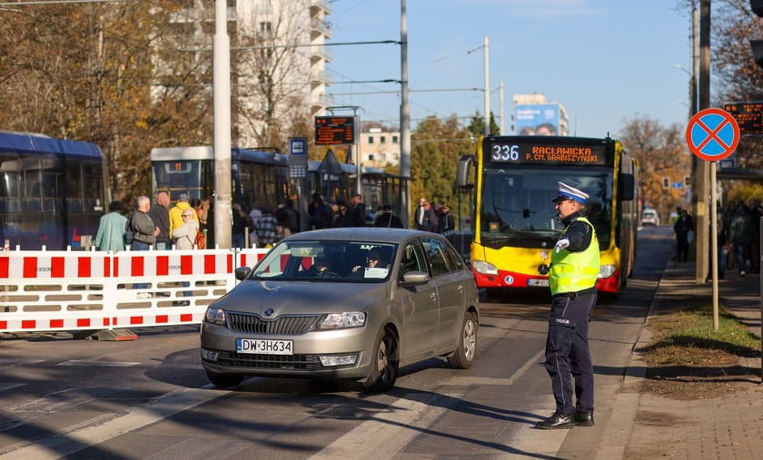 Poranek na cmentarzu Osobowickim, 1 listopada 2025