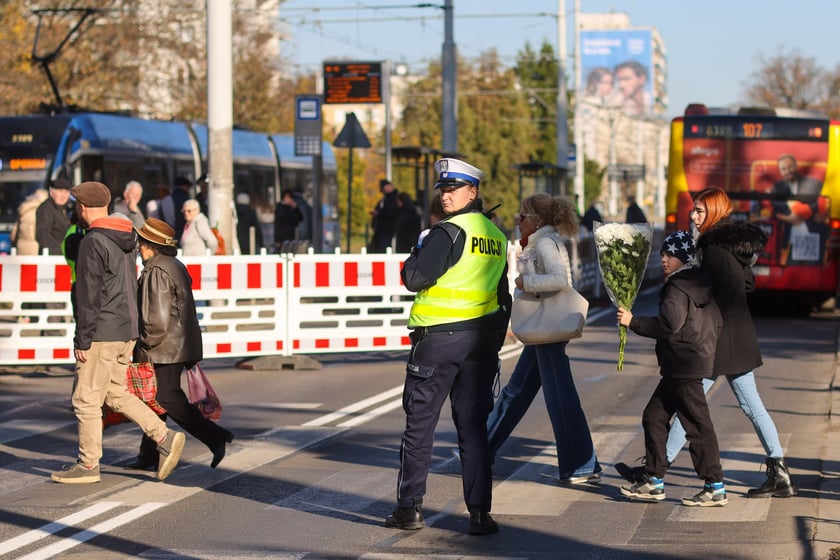 Poranek na cmentarzu Osobowickim, 1 listopada 2025