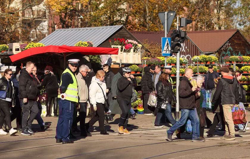 Poranek na cmentarzu Osobowickim, 1 listopada 2025