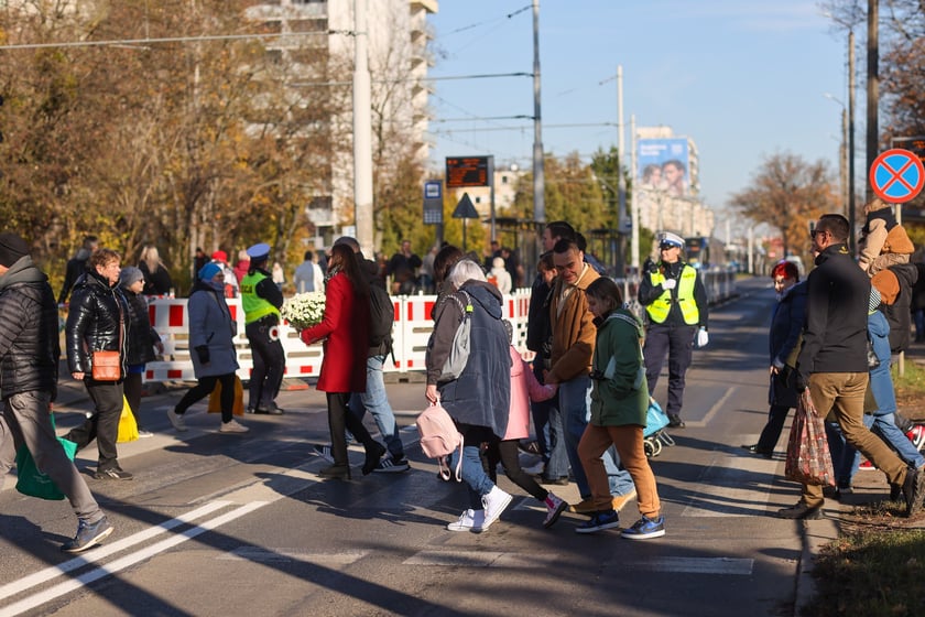 Poranek na cmentarzu Osobowickim, 1 listopada 2025