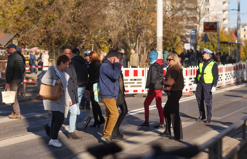 Poranek na cmentarzu Osobowickim, 1 listopada 2025