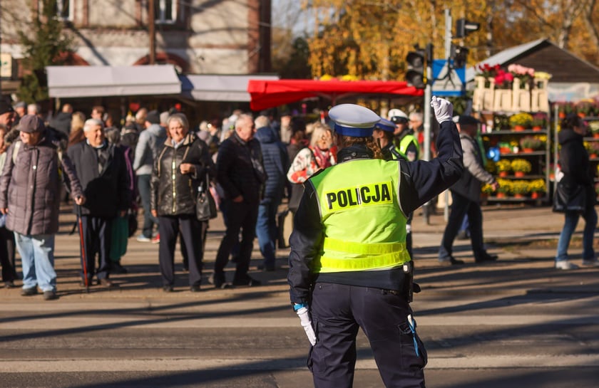 Poranek na cmentarzu Osobowickim, 1 listopada 2025