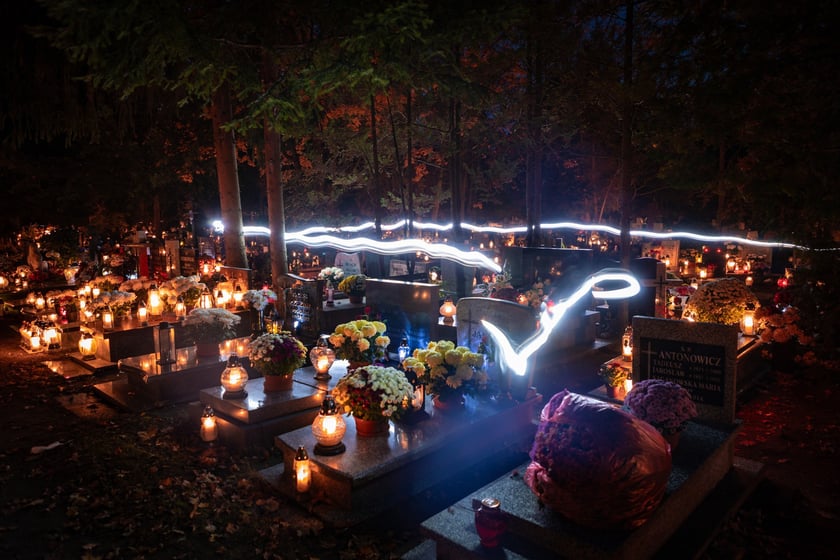 Cmentarz Grabiszyński nocą - Wszystkich Świętych 2025