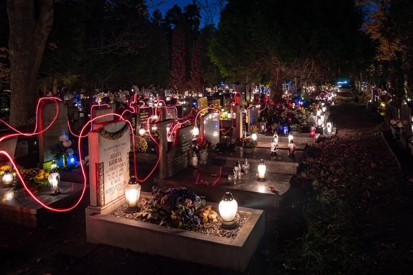 Cmentarz Grabiszyński nocą - Wszystkich Świętych 2025