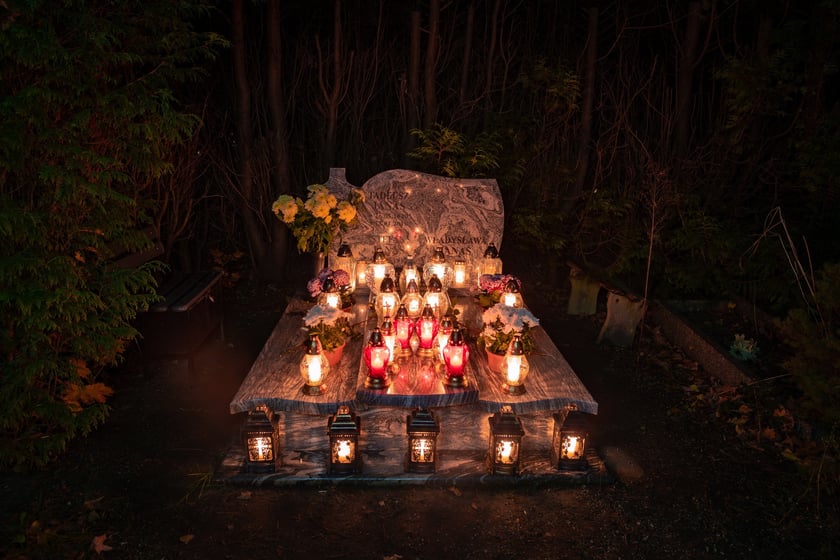 Cmentarz Grabiszyński nocą - Wszystkich Świętych 2025