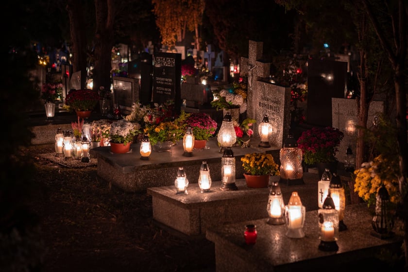 Cmentarz Grabiszyński nocą - Wszystkich Świętych 2025