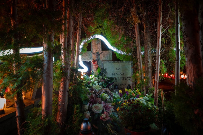 Cmentarz Grabiszyński nocą - Wszystkich Świętych 2025