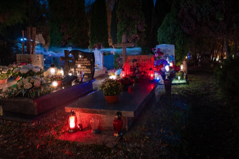 Cmentarz Grabiszyński nocą - Wszystkich Świętych 2025