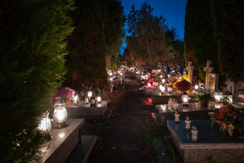 Cmentarz Grabiszyński nocą - Wszystkich Świętych 2025