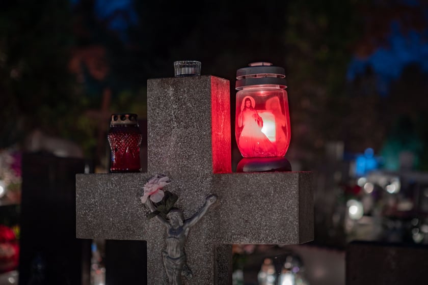 Cmentarz Grabiszyński nocą - Wszystkich Świętych 2025