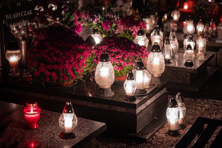 Cmentarz Grabiszyński nocą - Wszystkich Świętych 2025