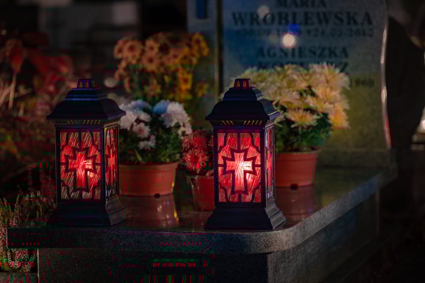 Cmentarz Grabiszyński nocą - Wszystkich Świętych 2025