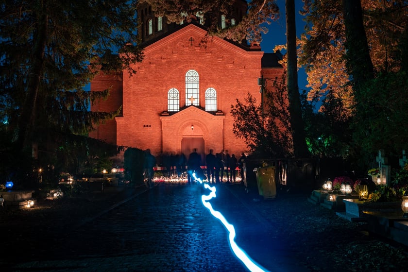Cmentarz Grabiszyński nocą - Wszystkich Świętych 2025
