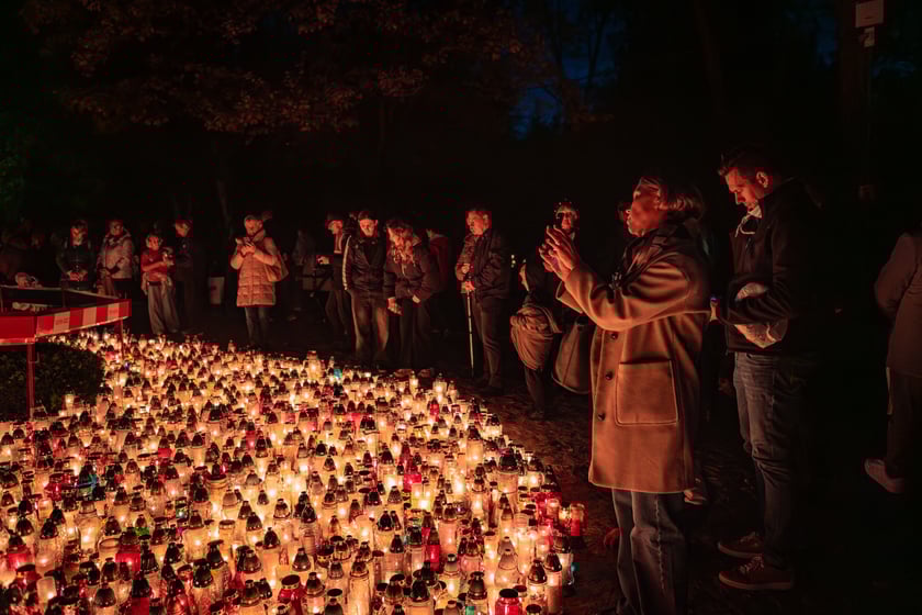 Cmentarz Grabiszyński nocą - Wszystkich Świętych 2025