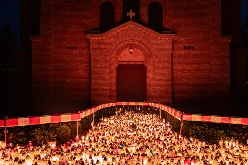 Cmentarz Grabiszyński nocą - Wszystkich Świętych 2025