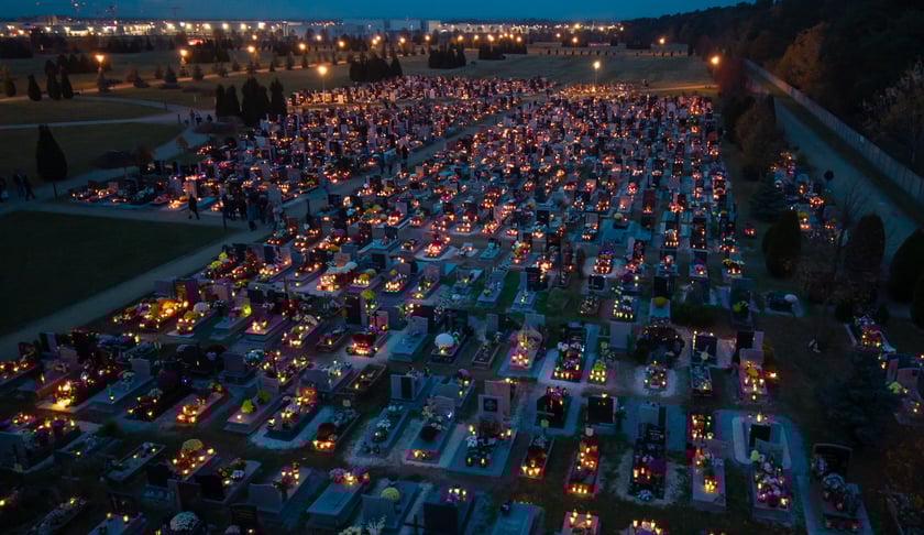 Cmentarz na Psim Polu nocą - Wszystkich Świętych 2025