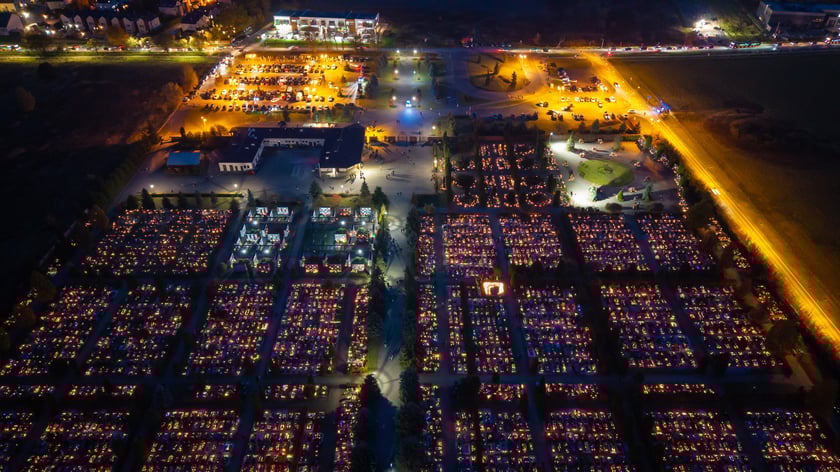 Cmentarz na Psim Polu nocą - Wszystkich Świętych 2025