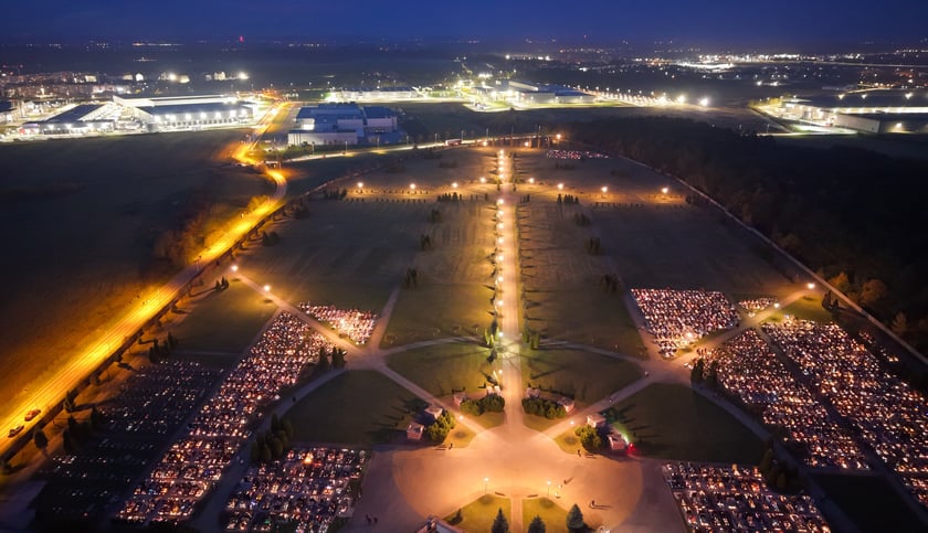 Cmentarz na Psim Polu nocą - Wszystkich Świętych 2025