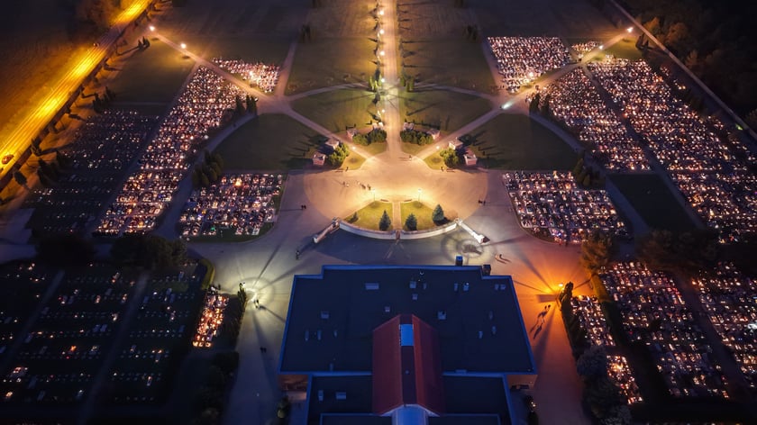 Cmentarz na Psim Polu nocą - Wszystkich Świętych 2025