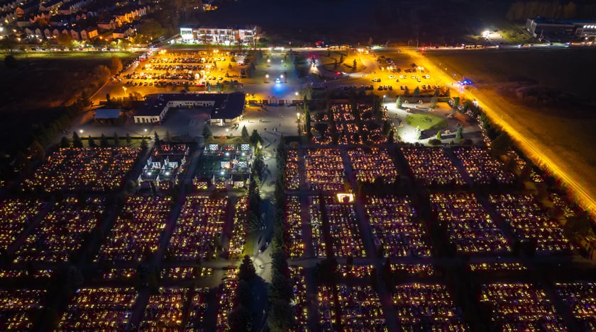 Cmentarz na Psim Polu nocą - Wszystkich Świętych 2025