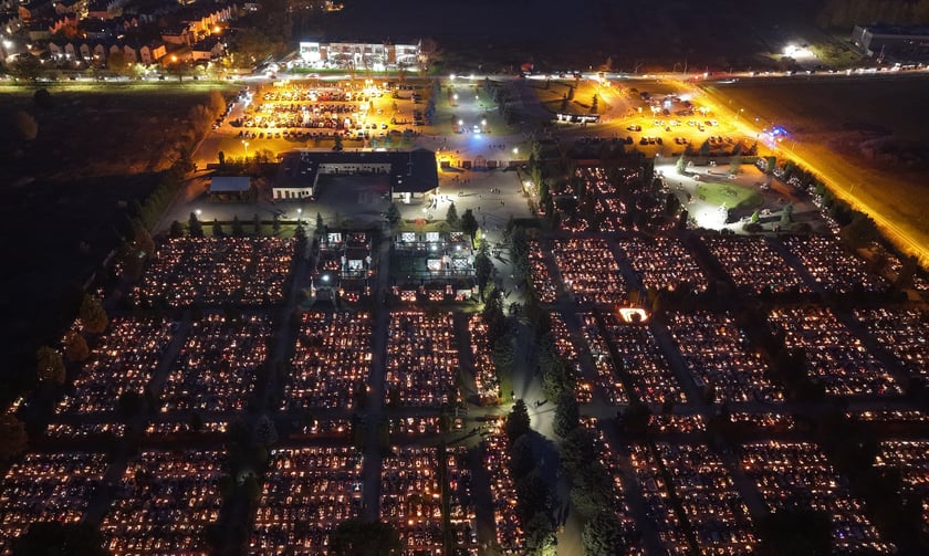 Cmentarz na Psim Polu nocą - Wszystkich Świętych 2025