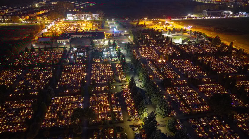 Cmentarz na Psim Polu nocą - Wszystkich Świętych 2025