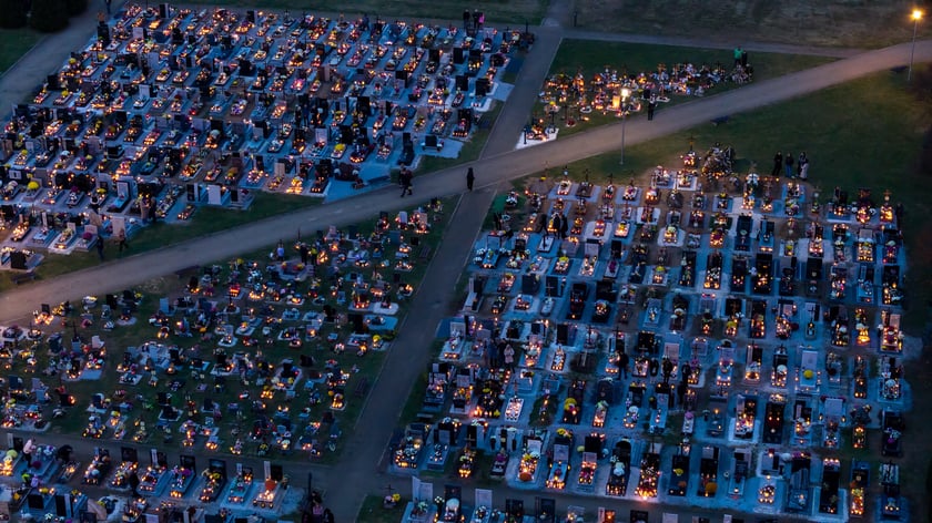 Cmentarz na Psim Polu nocą - Wszystkich Świętych 2025