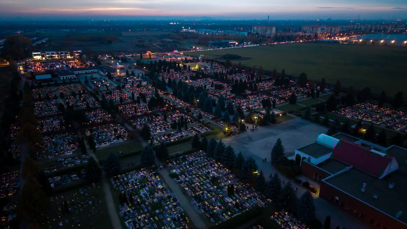 Cmentarz na Psim Polu nocą - Wszystkich Świętych 2025