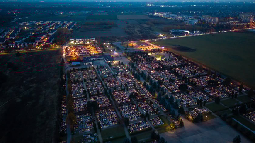 Cmentarz na Psim Polu nocą - Wszystkich Świętych 2025
