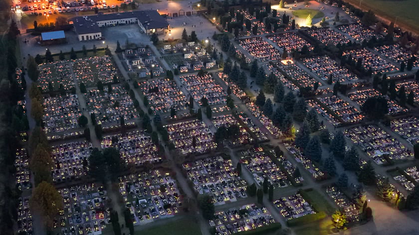 Cmentarz na Psim Polu nocą - Wszystkich Świętych 2025