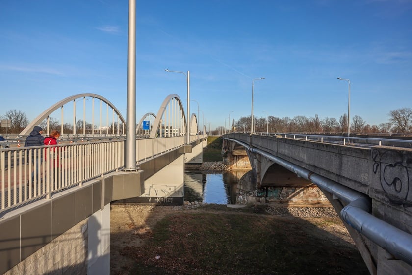 Po lewej nowe, po prawej stare mosty Chrobrego