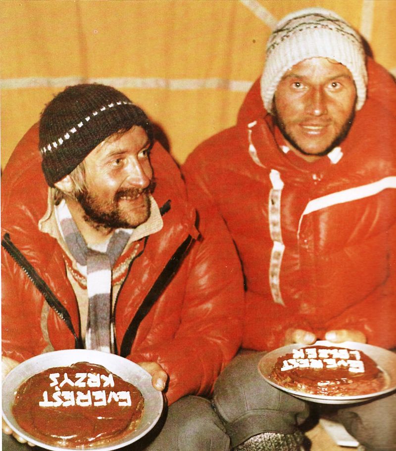 Powiększ obraz: Krzysztof Wielicki i Leszek Cichy świętują w bazie pierwsze zimowe wejście na Mount Everest dokonane 17 lutego 1980