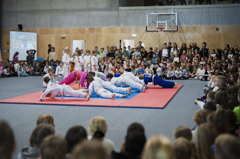 Lekcja WF-u z mistrzem olimpijskim w szkole przy ul. Cynamonowej