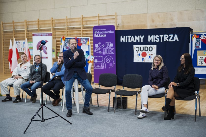 Lekcja WF-u z mistrzem olimpijskim w szkole przy ul. Cynamonowej