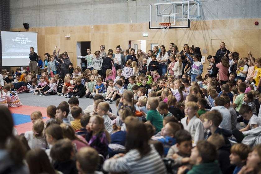 Lekcja WF-u z mistrzem olimpijskim w szkole przy ul. Cynamonowej